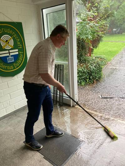 Hilfe beim Starkregen im Sch�tzenhaus im Derletal im Jahr 2021. 